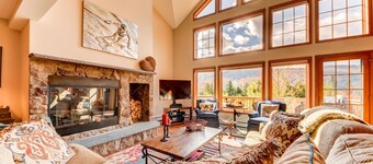 H4 Bretton Woods condo-AC, Hot Tub, near skiing & Mt Wash Hotel, ski slopes views, dog friendly!