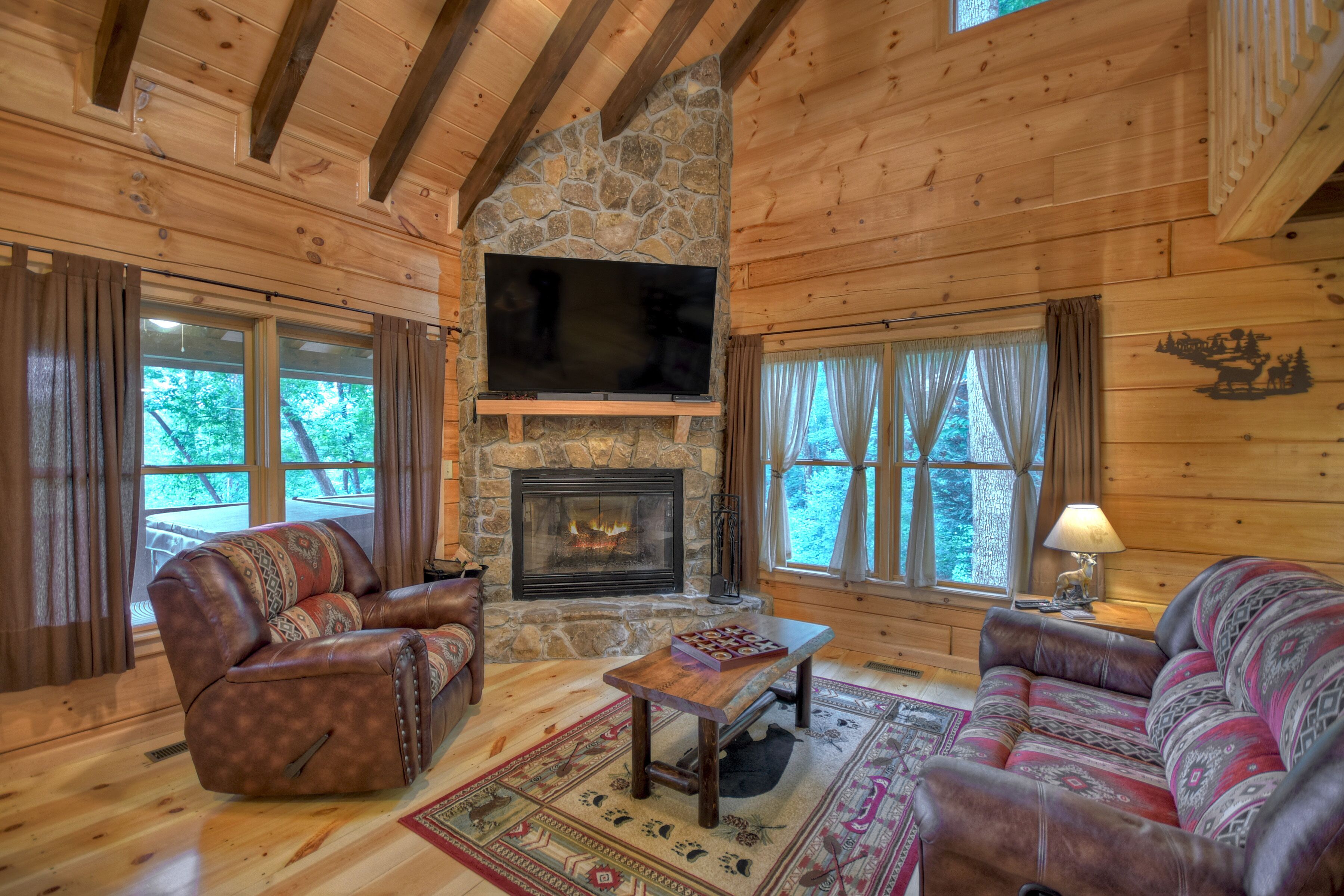 Una televisión, una chimenea, un reproductor de DVD