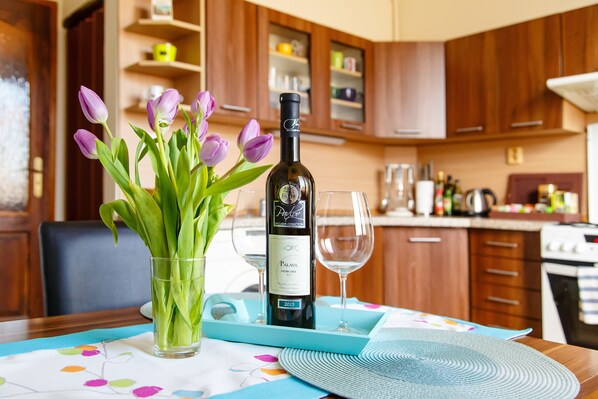 Dishwasher, coffee/tea maker, cookware/dishes/utensils - Awesome 2BR city centre dream home+FREE garage (Košice)