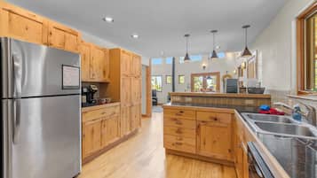 Jääkaappi, mikroaaltouuni, liesi, astianpesukone