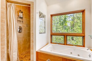 Shower, jetted tub, hair dryer, towels - Beautiful Home w/ Spacious Deck, Hot Tub, Game Room, Pet Friendly - Porcupine Slopes (Fairplay)