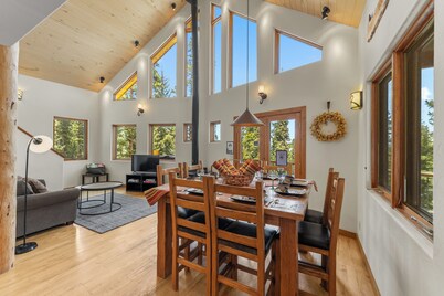 Beautiful Home w/ Spacious Deck, Hot Tub, Game Room, Pet Friendly - Porcupine Slopes