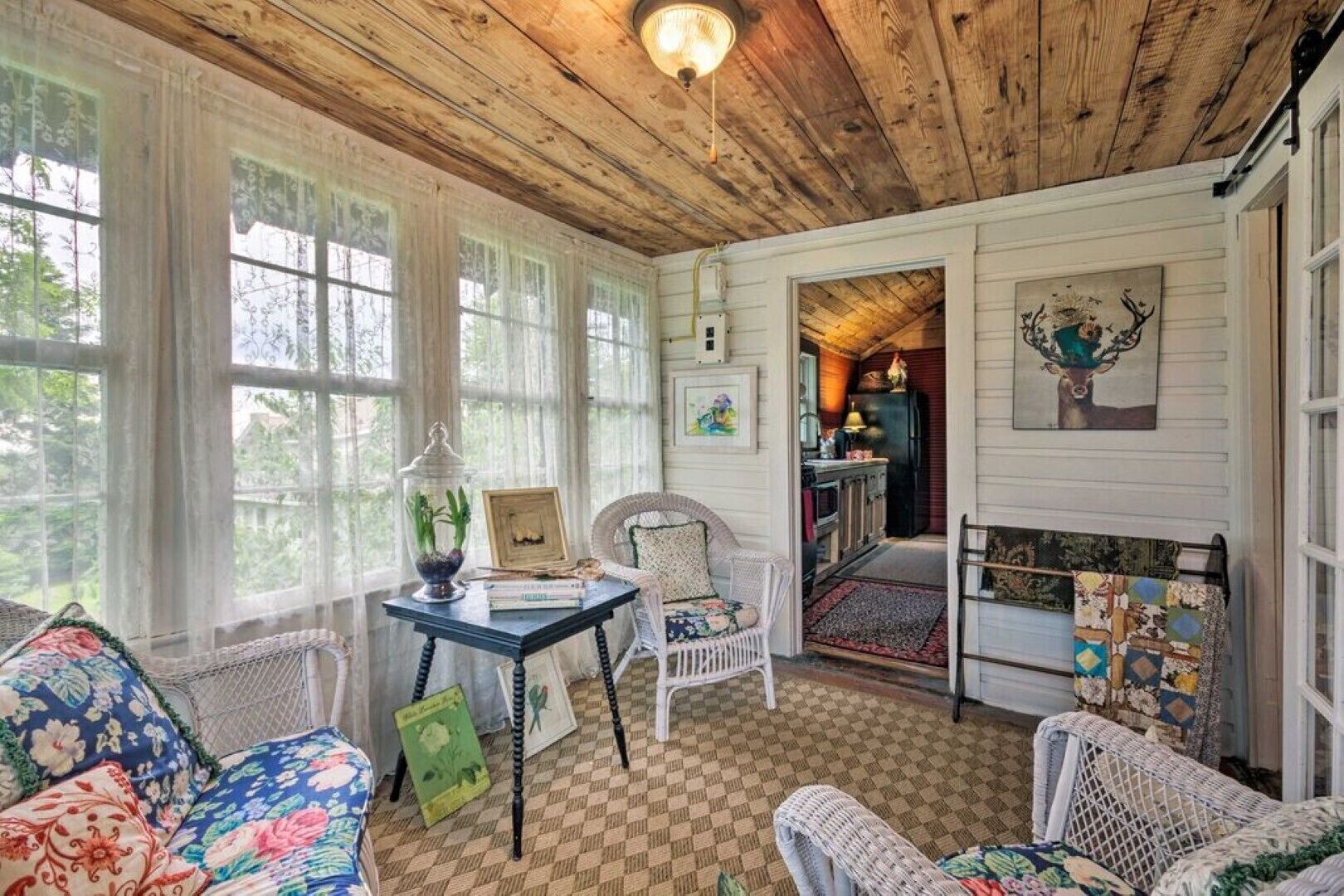 Älytelevisio, takka, kirjoja