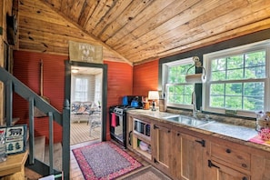Fridge, microwave, oven, stovetop - Historic Cabin in Little Switzerland w/Fire Pit-Walk to village and shops! (Little Switzerland)
