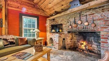 Smart-TV, Kamin, Bücher