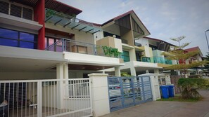 Exterior - Minimalist 2.5 storey house in Shah Alam City (Shah Alam)