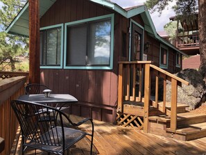 Outdoor dining - Studio cabin in LR Taylor's cabins (Estes Park)