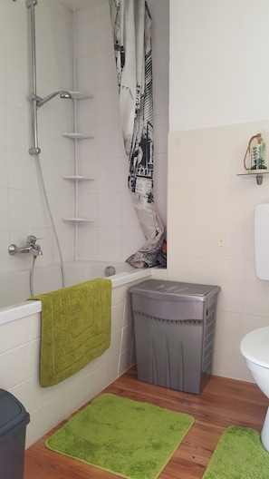 Departamento | Baño | Regadera, toallas, jabón, papel de baño 