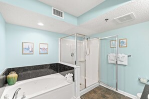Combined shower/tub, towels