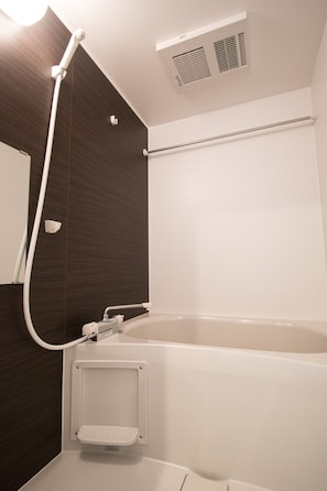 Amenidades de baño gratuitas, secadora de cabello, pantuflas