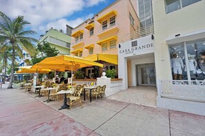 屋外ダイニングエリア