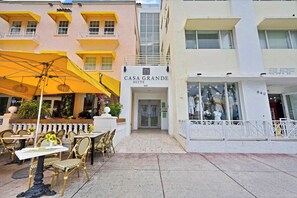 屋外ダイニングエリア