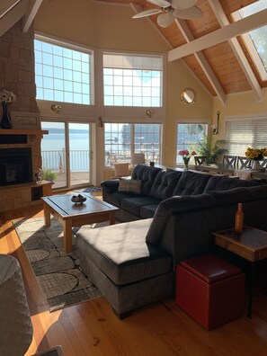 Smart TV, fireplace, video games, books - PRIVATE POOL *MAY 1 - OCT 1*,  PRIVATE Dock, Osage Beach, Near Margaritaville (Osage Beach)