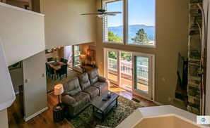 Smart TV, fireplace, books - Top of Beech! Incredible Views of Grandfather Mtn and Banner Elk/ Walk to Fred’s (Beech Mountain)