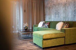 ดีลักซ์ชาเลท์, ซาวน่า (The Gardener) | บริเวณนั่งเล่น | สมาร์ททีวี 65 นิ้ว พร้อมช่องเ คเบิล, ทีวี, Netflix