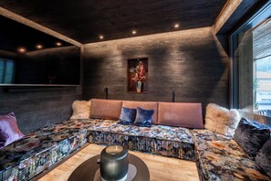Loftsleilighet – deluxe, badstue (Panorama Queen) | Oppholdsområde | En 65-tommers smart-TV med kabel-kanaler samt TV og Netflix
