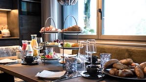 A breakfast buffet with various food items and drinks on a table. - Apart Sailers (Sankt Anton am Arlberg)