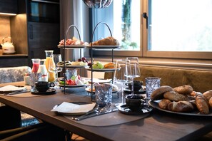 Smart TV 65-inci dengan saluran TV kabel, TV, dan Netflix