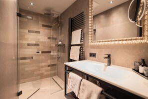 Design Apartment (Little Luck) | Bathroom | Shower, rainfall showerhead, designer toiletries, hair dryer - Apart Sailers (Sankt Anton am Arlberg)