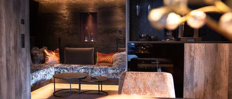 Chalé luxo, sauna seca (Stanton Lounger) | Área de estar | Smart TV 65 polegadas com canais a cabo, TV, Netflix