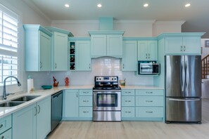 Fridge, microwave, oven, stovetop - SEASONAL RENTAL - Spacious Private Pool Home - WALK TO BEACH & MERCATO (Naples)