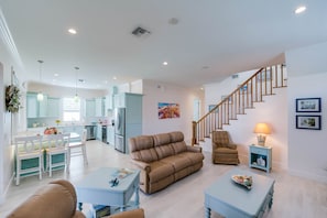 Smart TV, DVD player, books, video library - SEASONAL RENTAL - Spacious Private Pool Home - WALK TO BEACH & MERCATO (Naples)