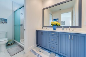Douche, séchoir à cheveux, bidet, serviettes fournies