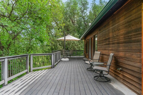 Pickle Ball Courts, Peaceful Deck Next to Creek!