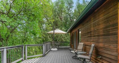 Pickle Ball Courts, Peaceful Deck Next to Creek!