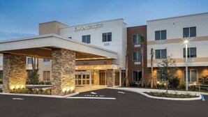 A Fairfield Inn & Suites by Marriott hotel with a modern design, stone pillars, and a well-lit entrance. - Fairfield Inn & Suites by Marriott Vero Beach (Vero Beach)