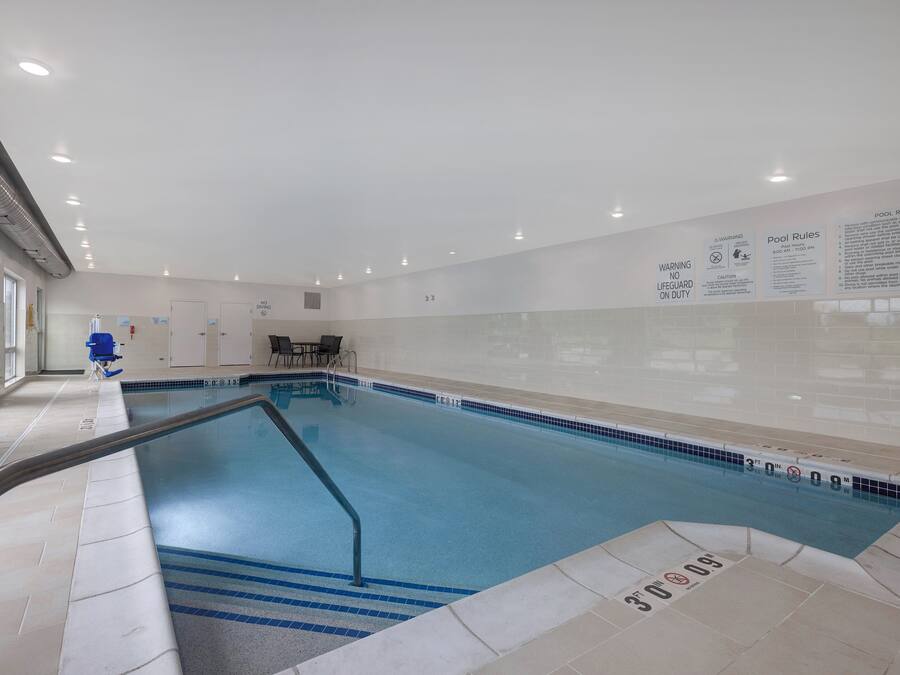 Piscine couverte, accès possible de 06 h 00 à 23 h 00, chaises longues