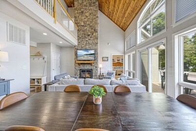 Resort-like LAKEFRONT 5br/4ba home & boathouse in quiet cove. Fun 4 all ages!