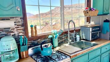 Fridge, oven, stovetop, coffee/tea maker