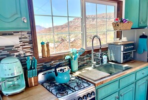 Fridge, oven, stovetop, coffee/tea maker