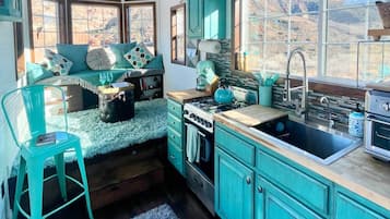 Kühlschrank, Ofen, Herdplatte, Wasserkocher mit Kaffee-/Teezubehör