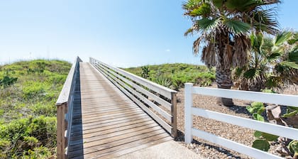 Flamingo House - UUSI LUETTELO - astu ulos lasiovesistasi uima-altaalle!