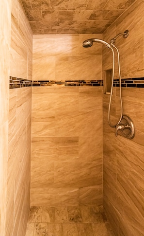 Ensemble douche/baignoire, sĂšche-cheveux, serviettes fournies, savon