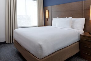 Escritorio, cortinas opacas, tabla de planchar con plancha