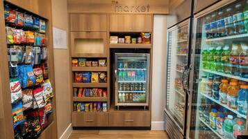Zona de venta automática con aperitivos y bebidas variadas.