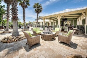 Outdoor dining - Golf Cart! Walk to the Pool & Beach! 3 Kings! 8 Bikes! Tons of Fun! Stay Awhile at NatureWalk on 30A (Santa Rosa Beach)