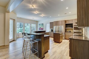 Jääkaappi, mikroaaltouuni, uuni, liesi