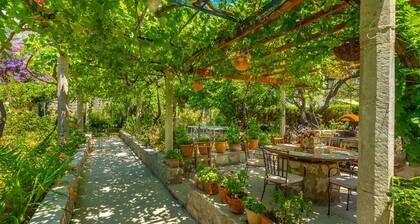 Waterfront Historic Villa, beautiful Renaissance garden, heated swimming pool