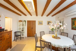 Dining - Waterfront Historic Villa, beautiful Renaissance garden, heated swimming pool (Mokošica)
