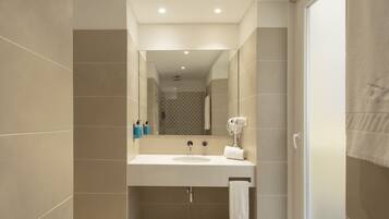 Apartamento, 1 habitación | Baño | Ducha, artículos de higiene personal gratuitos y secador de pelo