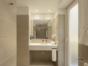 Apartment, 1 Bedroom | Bilik Mandi | Pancuran mandi, kelengkapan dandanan diri percuma, pengering rambut 