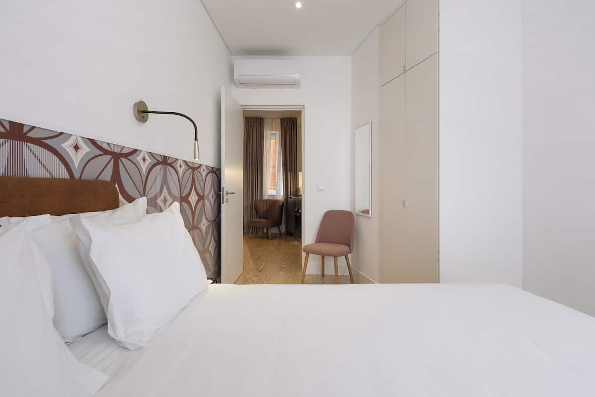 Appartement, 1 slaapkamer | 1 slaapkamer, een kluis op de kamer, een strijkplank/strijkijzer