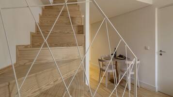 Maisonnette, 2 slaapkamers | Een kluis op de kamer, een strijkplank/strijkijzer, babybedden