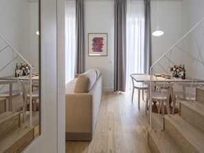 Duplex, 1 Bedroom | Peti besi dalam bilik, seterika/papan seterika, katil bayi/kot (surcaj) 