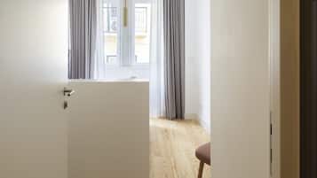 Studio | In-room safe, iron/ironing board, cots/infant beds, free WiFi