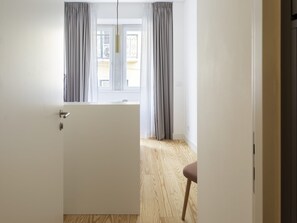 In-room safe, iron/ironing board, cots/infant beds, free WiFi - LSA Santos by Numa (Lisbon)